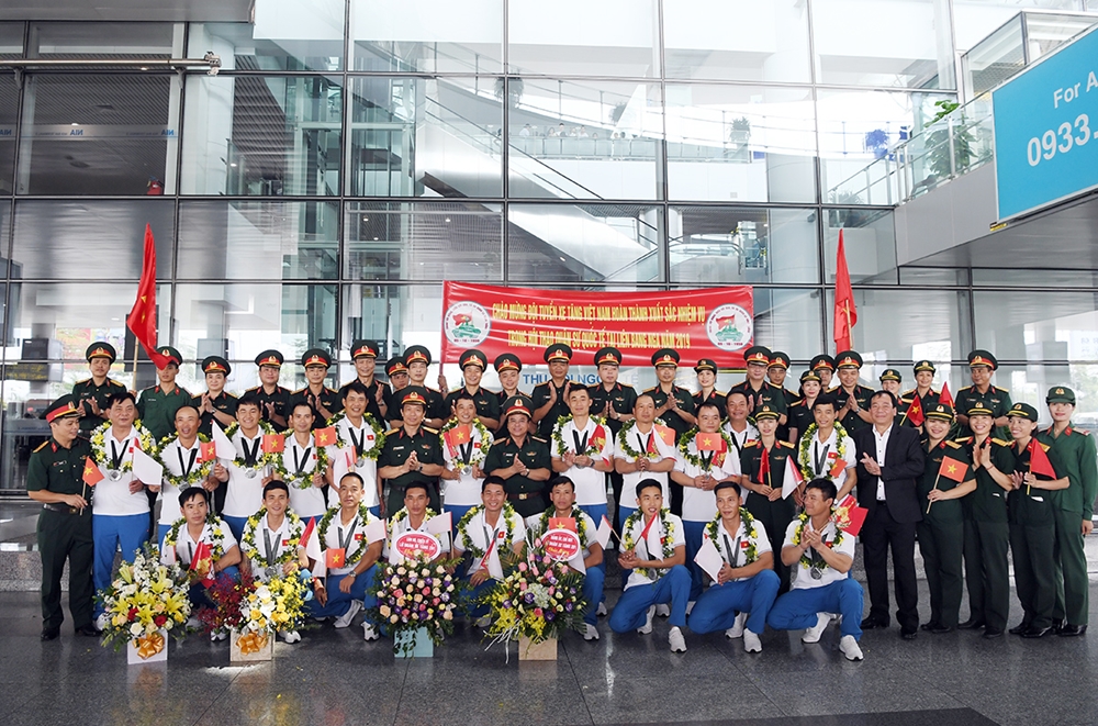 Đội tuyển Xe tăng chụp ảnh chung với Chỉ huy và cán bộ của Binh chủng.